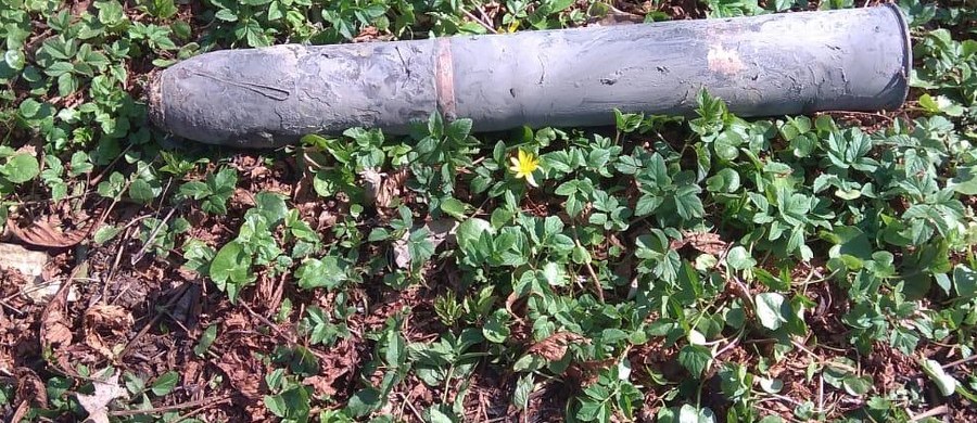 Pocisk artyleryjski z czasów II wojny światowej odnalazł robotnik podczas pracy polowych w Tarnowie przy ulicy Czystej. To trzecie w tym roku znalezisko tego typu na terenie powiatu tarnowskiego. 