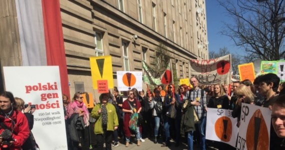 Kilka tysięcy nauczycieli protestowało przed siedzibą MEN w Warszawie. Jak mówili w rozmowie z reporterem RMF FM, chcą poważnego traktowania przez rząd. "Nikt nie dostrzega naszego strajku" - podkreślał nauczyciel z jednej ze stołecznych szkół. 