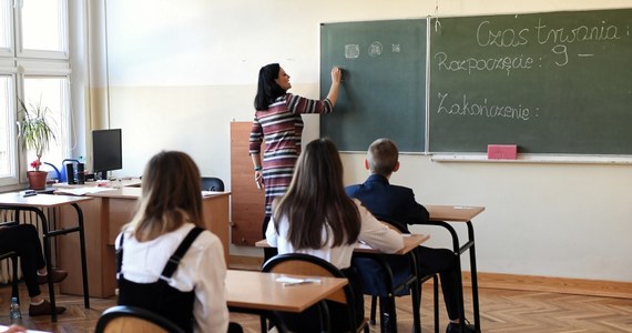 W trzecim dniu egzaminu ósmoklasisty uczniowie zmierzyli się z językiem obcym - najczęściej był to język angielski. Na RMF 24 publikujemy arkusz zadań i propozycje odpowiedzi przygotowane przez Panią Agnieszkę Szcześniak - wicedyrektora i anglistę ze Szkoły Podstawowej nr 57 w Lublinie.