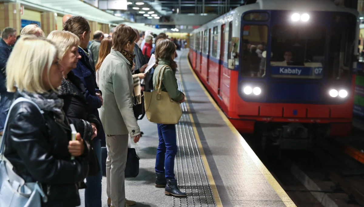 ​Poważny wypadek w metrze w Warszawie. Pod nadjeżdżający skład wpadła jedna z pasażerek - informuje portal Onet.pl.