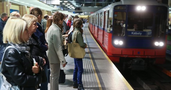 ​Poważny wypadek w metrze w Warszawie. Pod nadjeżdżający skład wpadła jedna z pasażerek - informuje portal Onet.pl.