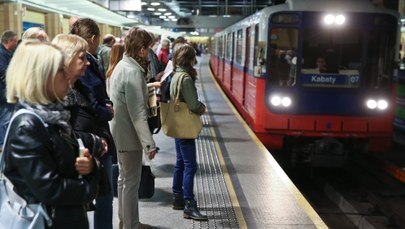 Wypadek w metrze w Warszawie. Kobieta wpadła pod pociąg
