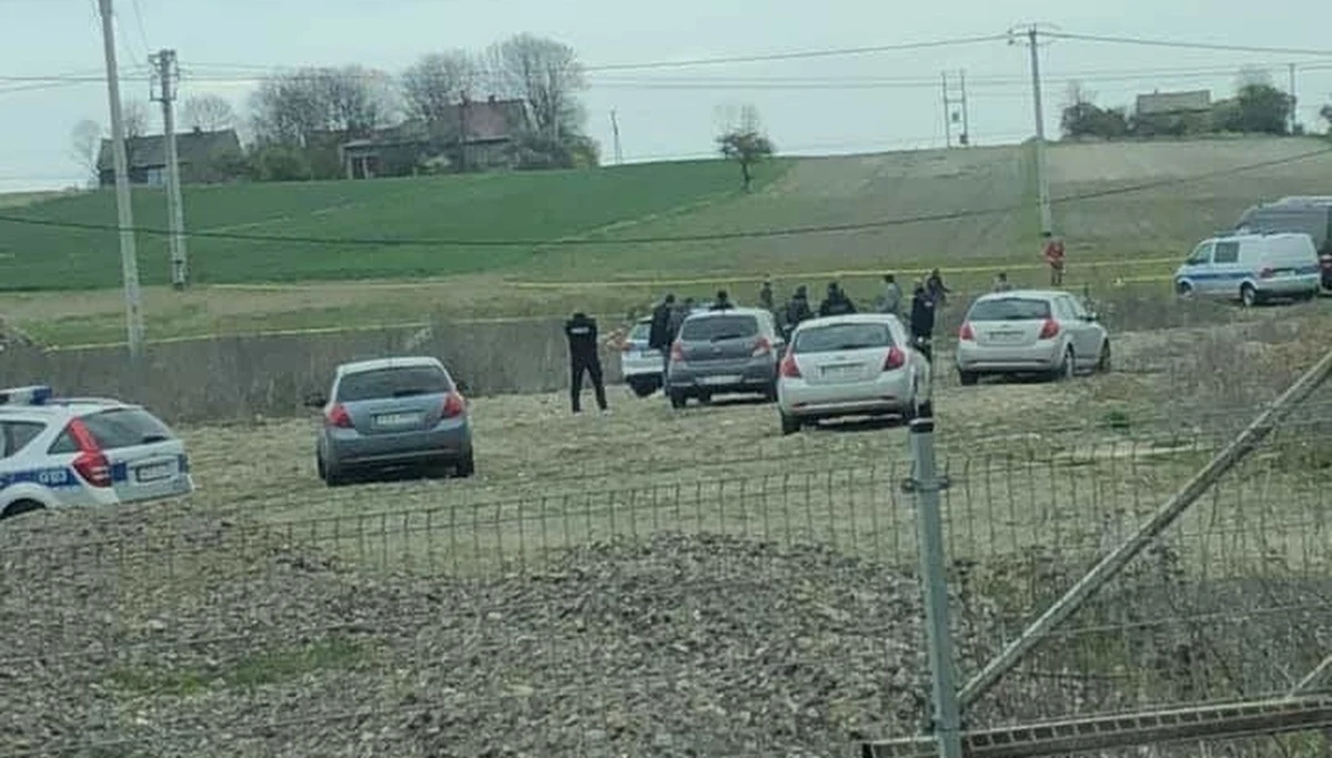 ​Strzelanina w Prandocinie koło Słomnik w Małopolsce. Policjanci użyli broni podczas zatrzymania dwóch włamywaczy. Jeden ze ściganych został ranny.