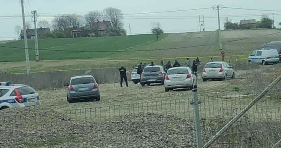 ​Strzelanina w Prandocinie koło Słomnik w Małopolsce. Policjanci użyli broni podczas zatrzymania dwóch włamywaczy. Jeden ze ściganych został ranny.
