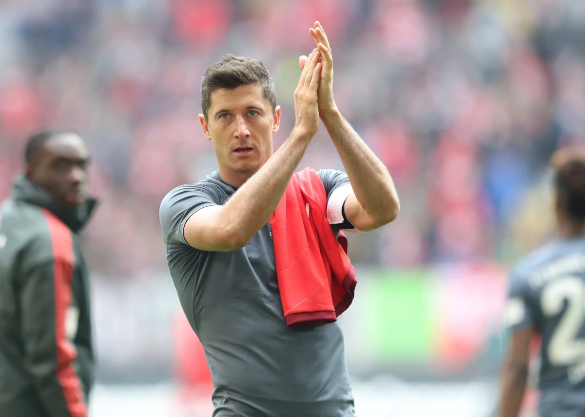 Taylor Twellman, dziennikarz ESPN, zasugerował, że Robert Lewandowski w przyszłości może trafić do MLS, a dokładnie Chicago Fire. Miałoby się to stać 