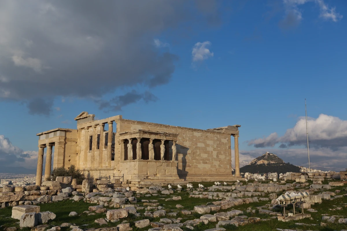 Cztery osoby zostały ranne w wyniku uderzenia pioruna w ateński Akropol. Ministerstwo kultury zapewniło, że Partenon ani żaden inny zabytek znajdujący się na wzgórzu nie został uszkodzony.