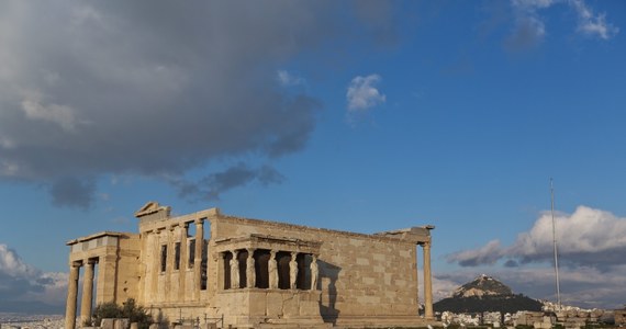 Cztery osoby zostały ranne w wyniku uderzenia pioruna w ateński Akropol. Ministerstwo kultury zapewniło, że Partenon ani żaden inny zabytek znajdujący się na wzgórzu nie został uszkodzony.