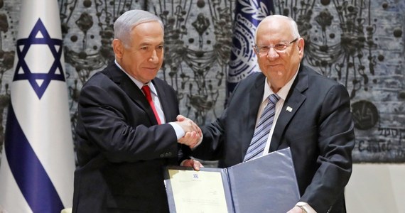 Prezydent Izraela Reuwen Riwlin formalnie powierzył dotychczasowemu premierowi Benjaminowi Netanjahu misję utworzenia rządu - informuje agencja AP. Netanjahu ma 42 dni na sformowanie gabinetu.
