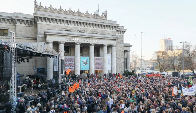 Warszawa: Koncert poparcia dla nauczycieli przed PKiN