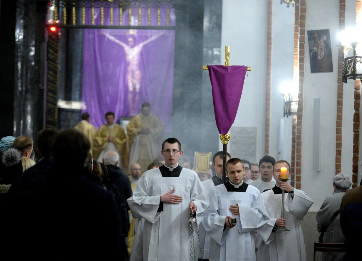 W wielkoczwartkowe przedpołudnie we wszystkich kościołach katedralnych odprawiana jest tzw. Msza Krzyżma. Liturgia eucharystyczna Wielkiego Czwartku upamiętnia moment ustanowienia Najświętszego Sakramentu - przeistoczenia chleba i wina w Ciało i Krew Chrystusa. 