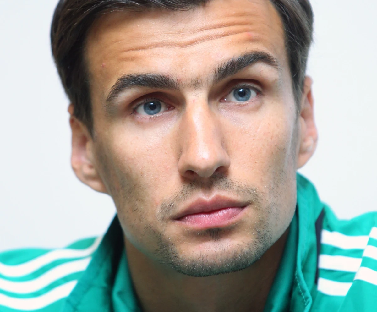 Jarosław Bieniuk opuścił areszt i wydał oświadczenie w sprawie swojego zatrzymania. Jak informowaliśmy wieczorem, były piłkarz usłyszał zarzuty nieodpłatnego udzielenia narkotyków dwóm osobom. We wtorek zatrzymano go w związku z podejrzeniem popełnienia przestępstwa przeciwko wolności seksualnej. 