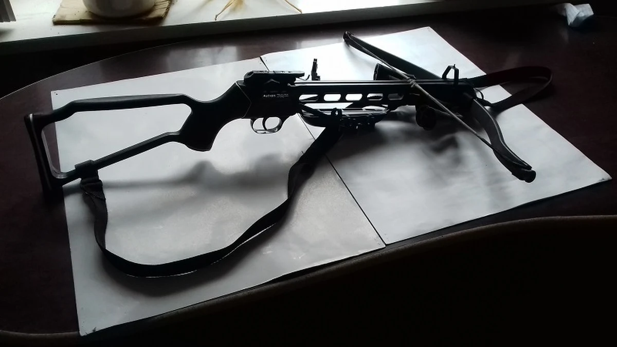 Celnicy z Polski coraz częściej znajdują broń w paczkach ze Stanów Zjednoczonych. Tylko w ostatnich dniach Mazowiecka Służba Celno-Skarbowa skonfiskowała trzy pistolety, elementy broni, amunicję, ponad 80 pałek teleskopowych, a także kusze. 
