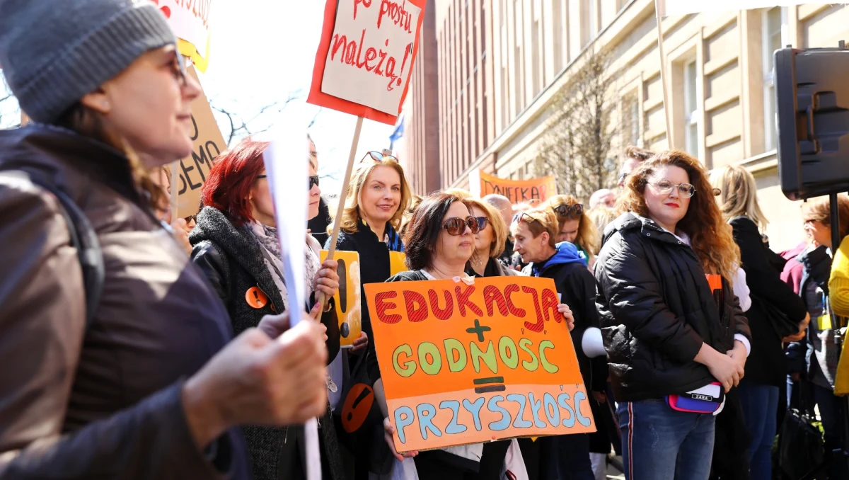 „Rady klasyfikacyjne w klasach maturalnych muszą odbywać się przy obecności co najmniej połowy zatrudnionych w szkole nauczycieli” - mówi RMF FM Joanna Wołek-Łyson, prawnik, ekspert od prawa oświatowego. "Uchwał podjętych w innym składzie po prostu nie ma" - podkreśla mecenas z kancelarii Kols.