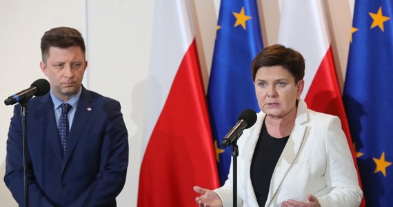 "Rząd robi wszystko, żeby matury się odbyły" - deklaruje Beata Szydło, ale związkowcy podkreślają, że na razie nie ma podstaw do tego, żeby przerwać strajk nauczycieli. Według Związku Nauczycielstwa Polskiego w większości protestujących szkół rady klasyfikacyjne się nie odbędą. Dzisiejsze rozmowy rządu z protestującymi zakończyły się bez porozumienia.