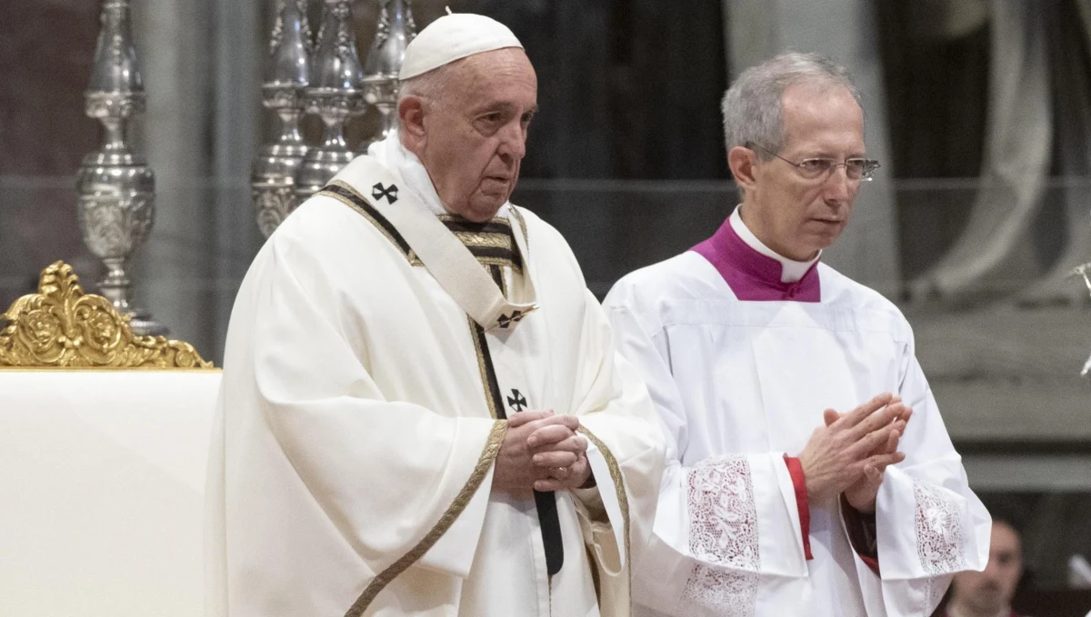 Papież Franciszek podczas Mszy Krzyżma w Wielki Czwartek w Watykanie apelował do kapłanów, by "brudzili sobie ręce, dotykając ran, grzechów, niedostatków ludzi". Przestrzegał przed klerykalizmem oraz małostkowością i mówił, że dla kapłanów wzorcem jest lud.