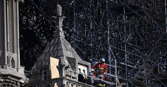 Rektor Notre Dame Patrick Chauvet proponuje, by na czas odbudowy zniszczonej pożarem katedry na placu Jana Pawła II postawić – z myślą o turystach i wiernych – drewniany kościół. Odbudowana potrwa wiele lat: według prezydenta Francji – pięć; według ekspertów być może nawet ponad dekadę. 