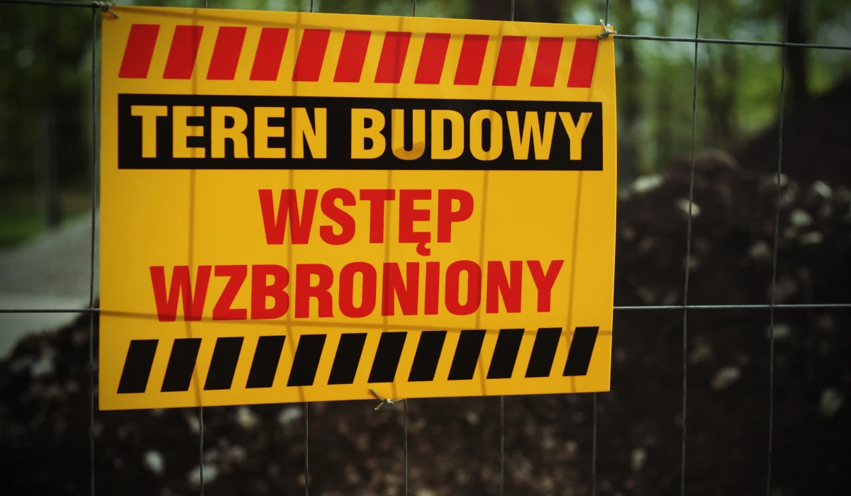 ​Dwie osoby zostały zasypane podczas budowy sieci kanalizacyjnej pod Schodnią. Jednego z pracowników wyciągnęli strażacy, jego stan jest dobry. Drugi wciąż jest pod ziemią, jest nieprzytomny. 