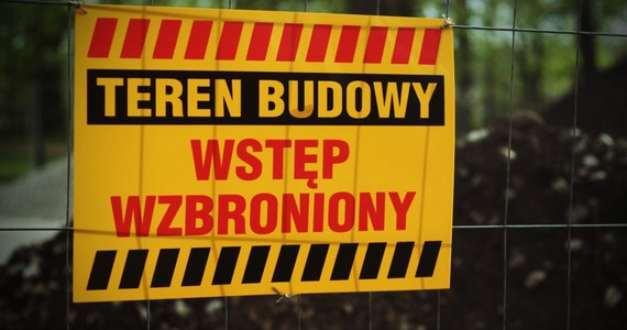 ​Dwie osoby zostały zasypane podczas budowy sieci kanalizacyjnej pod Schodnią. Jednego z pracowników wyciągnęli strażacy, jego stan jest dobry. Drugi wciąż jest pod ziemią, jest nieprzytomny. 