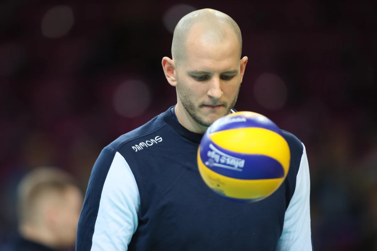 Bartosz Kurek, najlepszy siatkarz mistrzostw świata i gracz Onico Warszawa, przeszedł mało inwazyjną operację kręgosłupa. Jego powrót do pełnej sprawności i treningów potrwa ok. trzech miesięcy. Inny zawodnik warszawskiej drużyny – Bartosz Kwolek – ma uraz stawu skokowego i opuści piątkowy mecz Onico z Jastrzębskim Węglem w półfinale siatkarskiej Plus Ligi.