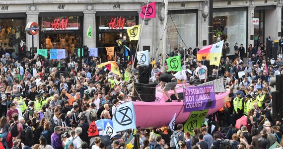 Brytyjska policja metropolitalna poinformowała, że w związku z trwającymi od kilku dni w Londynie demonstracjami przeciw bierności wobec zmian klimatu aresztowano łącznie 480 osób. Demonstrujący kontynuują blokadę kluczowych miejsc w centrum miasta.