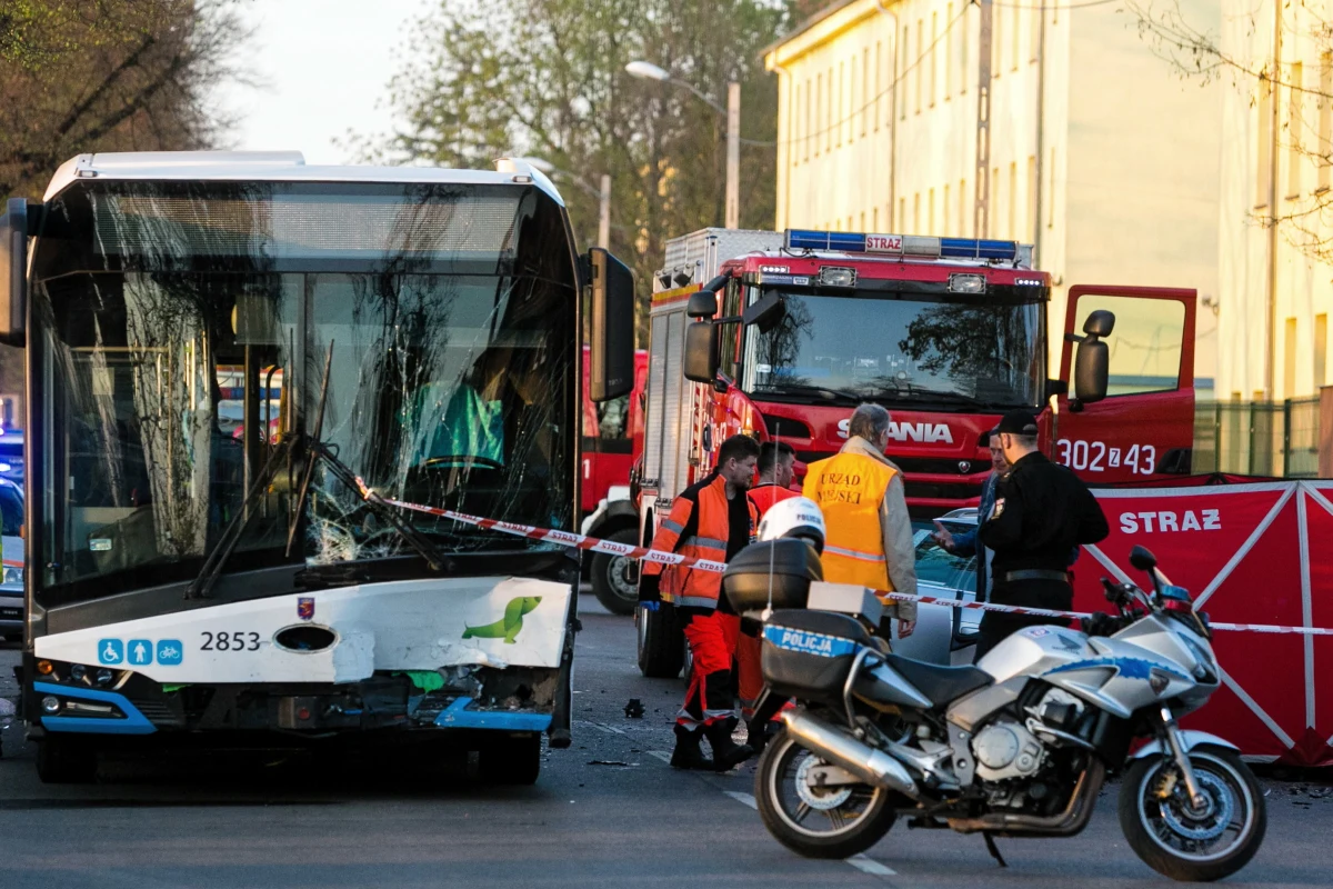 1 osoba nie żyje, 12 trafiło do szpitali po zderzeniu samochodu osobowego z autobusem komunikacji miejskiej do jakiego doszło w Szczecinie na ulicy Metalowej.