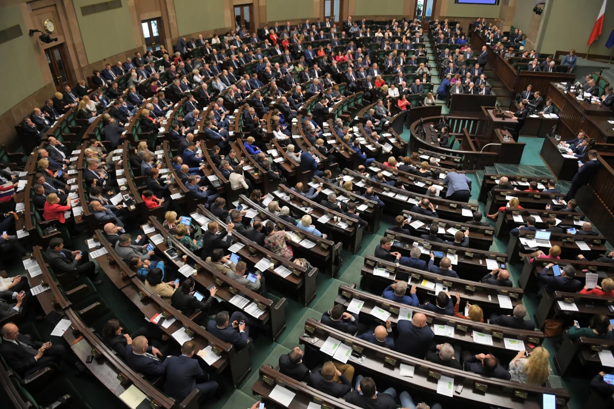 Do rekonstrukcji rządu może dojść dopiero w drugim tygodniu maja - pisze piątkowa "Rzeczpospolita". Według gazety, plany PiS zmienił przedłużający się strajk nauczycieli. Pytanie również, co z działaniami związanymi z "piątką Kaczyńskiego"? 