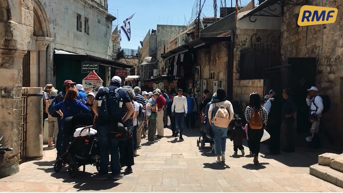 Wąskie uliczki, setki straganów, tysiące pielgrzymów, turystów i mieszkańców… tak dziś wyglądają ulice Jerozolimy, którymi 2 tysiące lat temu szedł Jezus Chrystus, niosąc na plecach krzyż. W RMF FM i na RMF24.pl zapraszamy dziś na podróż po świętym mieście.