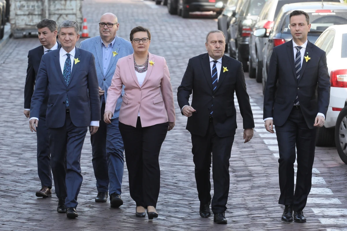 Podwyżka wynagrodzenia zasadniczego nauczycieli o 30 procent, w trzech ratach, pierwsza od 1 stycznia 2020 roku - to jeden z punktów deklaracji na rzecz oświaty, którą podpisali w piątek liderzy ugrupowań tworzących Koalicję Europejską - PO, PSL, SLD, Nowoczesnej i Zielonych.