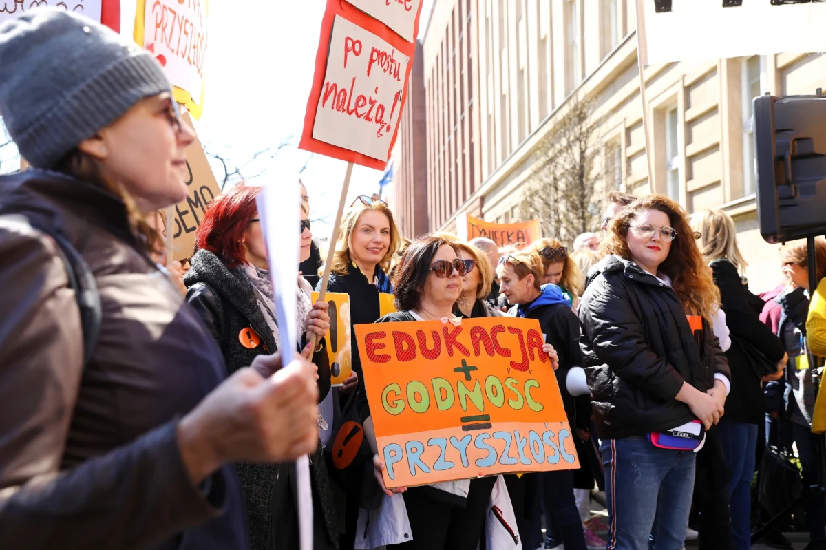 Tydzień przed rozpoczęciem obrad oświatowego okrągłego stołu - na podstawie oficjalnych informacji i zakulisowych deklaracji wszystkich stron sporu – sprawdzamy, jakie są oczekiwania, a jakie możliwości wyjścia z konfliktu związanego ze strajkiem nauczycieli. 