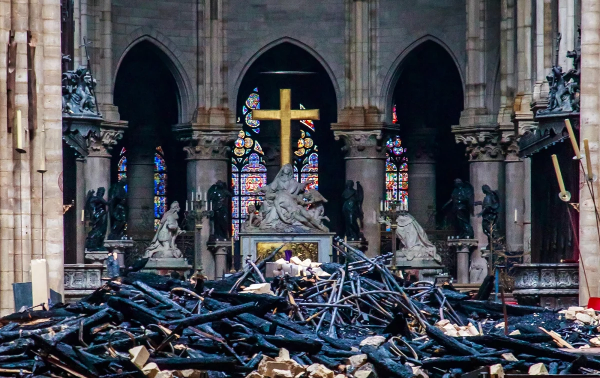 Afera we Francji: jak ujawniły tamtejsze media, już trzy lata temu specjaliści donosili o dużym ryzyku pożaru na poddaszu katedry Notre Dame. Alarmowali, że w razie zaprószenia ognia uratowanie dachu i iglicy słynnej świątyni byłoby niemożliwe. Raport w tej sprawie został jednak utajniony.