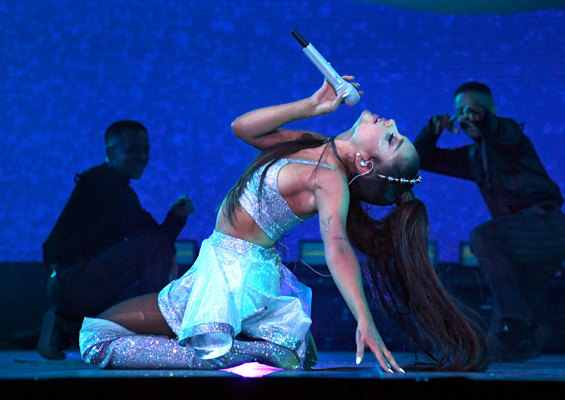 Ariana Grande ostatnio bardzo zaniepokoiła swoich fanów pokazując im skan swojego mózgu i pisząc o zespole stresu pourazowego, na który cierpli. Teraz wokalistka na swoim Twitterze napisała, że rozważa zmienianie utworów na koncertach w ramach światowej trasy "Sweetener World Tour", gdyż wykonywanie niektórych z osobistych piosenek jest dla niej piekłem. 