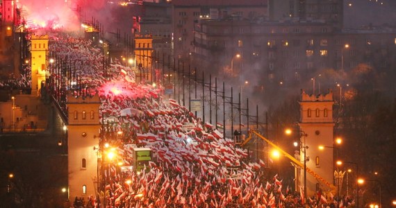 Warszawska prokuratura okręgowa podjęła na nowo umorzone śledztwo w sprawie poturbowania kilkunastu kobiet przez narodowców, uczestników Marszu Niepodległości, który przechodził ulicami Warszawy w listopadzie dwa lata temu. Nakazał to sąd, a także prokuratura regionalna po uznaniu zażaleń na kuriozalne umorzenie postępowania.