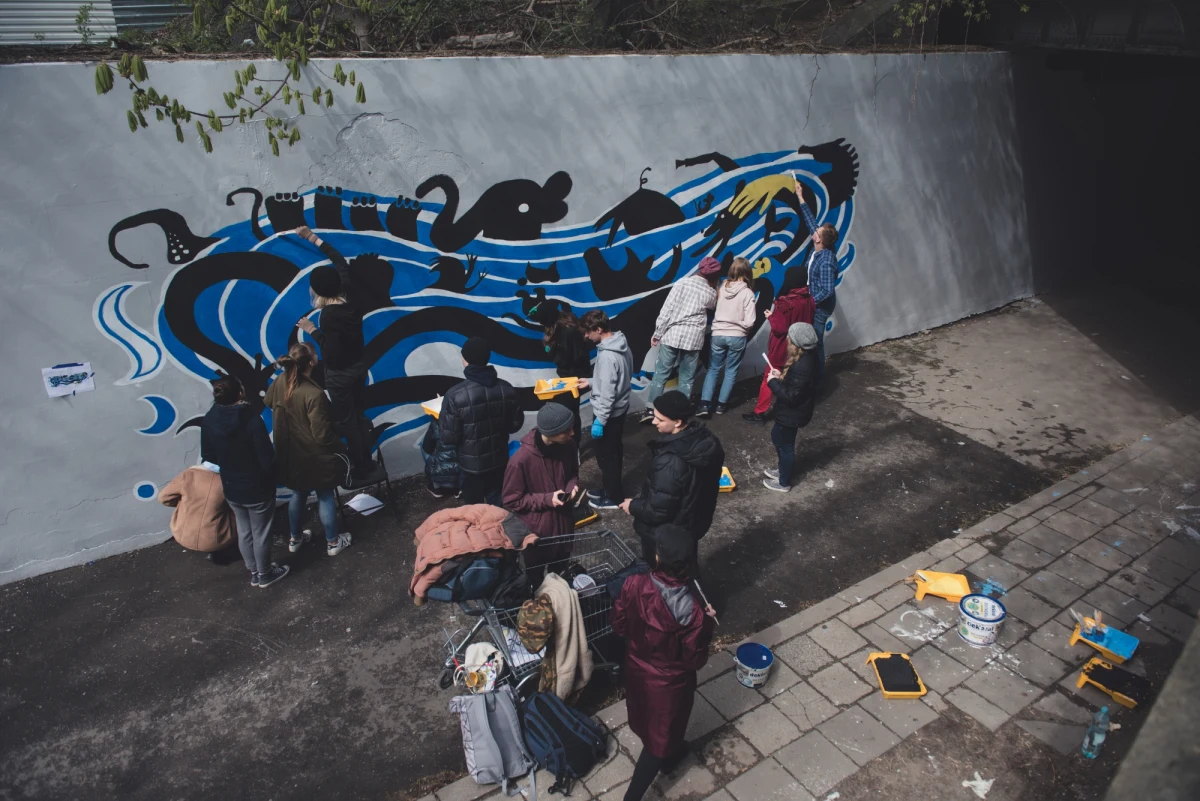 Jeszcze do niedawna widniały na nim rasistowskie napisy pełne nienawiści. Teraz ma zupełnie nowe oblicze. Mur w przejściu podziemnym między ulicą Kutrzeby a parkiem Cytadela w Poznaniu został odmalowany przez studentów Uniwersytetu Artystycznego w Poznaniu i uczniów XII LO. 