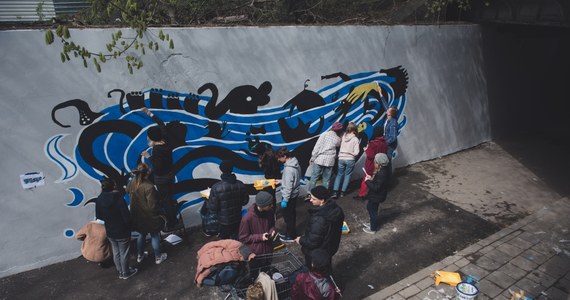 Jeszcze do niedawna widniały na nim rasistowskie napisy pełne nienawiści. Teraz ma zupełnie nowe oblicze. Mur w przejściu podziemnym między ulicą Kutrzeby a parkiem Cytadela w Poznaniu został odmalowany przez studentów Uniwersytetu Artystycznego w Poznaniu i uczniów XII LO. 