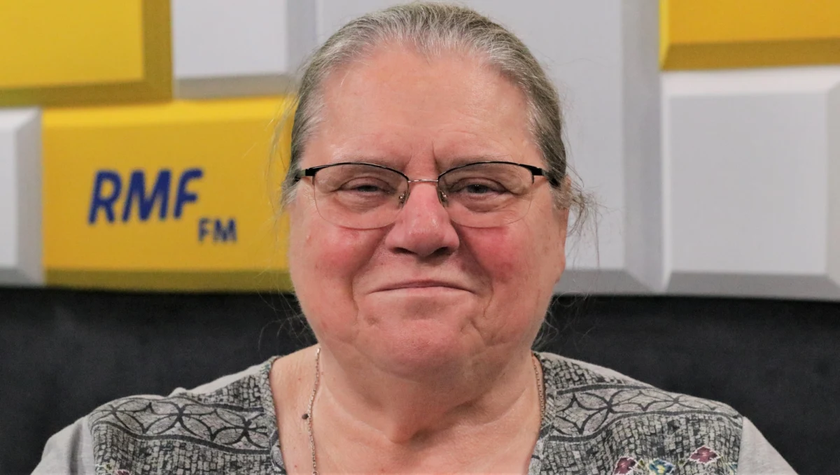 "Lekarz leczy, natomiast ja wśród nich żyję, ja z nimi mieszkam. Ja... ich kocham" – tak o swojej pracy z trędowatymi w Indiach mówiła w Popołudniowej rozmowie w RMF FM dr Helena Pyz, która od ponad trzech dekad zajmuje się chorymi w ośrodku rehabilitacji Dżiwodaja w Indiach. W rozmowie z Marcinem Zaborskim opowiadała o trudnych społecznych relacjach z chorymi na trąd."„Na ulicy witam się z trędowatymi. Na to wytrzeszczone oczy i odwracanie wzroku jest powszechne. Ja się z nimi witam serdecznie. Niekoniecznie rzucamy się sobie na szyję, ale rozmawiam z nimi, śmiejemy się z czegoś. To budzi jakieś takie... wielkie zdziwienie". Lekarka i świecka misjonarka podkreślała, że coraz częściej zdarzają się pozytywne reakcje. "Widzą, że to są moi znajomi - ci żebrzący ludzie, którzy idą ulicą. Wrzucą jakiś datek. Czasem, żeby mnie pochwalić też za taką reakcję" – tłumaczyła.