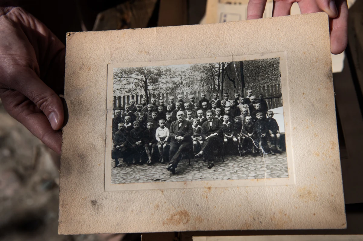 Rodzinne fotografie, obligacje państwowe czy świadectwo cechu rzemieślniczego – przeleżały 70 lat ukryte na poddaszu famuły na fabrykanckim, zabytkowym osiedlu Księży Młyn w Łodzi. Ten historyczny skarb odnaleźli robotnicy remontujący komin budynku.
