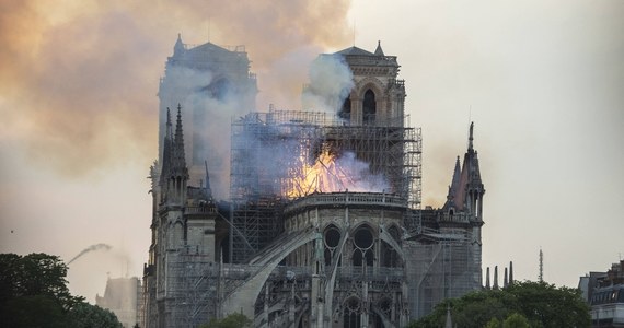 Paryska prokuratura wszczęła śledztwo w sprawie "oszustwa popełnionego przez grupę zorganizowaną". Chodzi o  osoby, które podszywały się pod zbierających datki na odbudowę zniszczonej w pożarze katedry Notre Dame - informuje AFP.