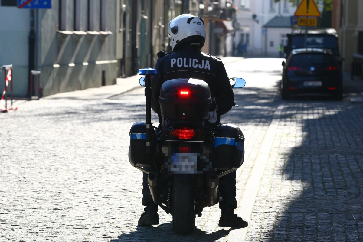 Do wypadku w kolumnie motocykli z Centrum Szkolenia Policji w Legionowie doszło w miejscowości Krubin. Jeden z motocyklistów nie wyhamował i uderzył w jadące przed nim dwa motocykle. Te potrąciły kolejny, powodując efekt domina - poinformowała  Justyna Stopińska z legionowskiej policji.