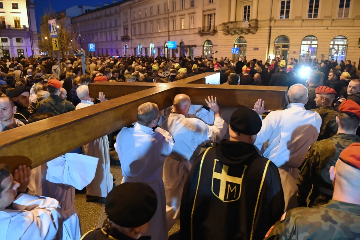 Pod przewodnictwem metropolity warszawskiego kard. Kazimierza Nycza wyruszyła sprzed kościoła św. Anny 25. Centralna Droga Krzyżowa. Na zakończenie kard. Nycz wygłosił na placu Zamkowym słowo pasterskie do uczestników nabożeństwa.