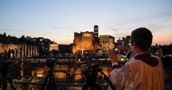 W rzymskim Koloseum rozpoczęła się w Wielki Piątek wieczorem Droga Krzyżowa pod przewodnictwem papieża Franciszka. Przy siódmej stacji krzyż nieść będzie dwoje Polaków. Wokół antycznego amfiteatru zgromadziły się tysiące ludzi.