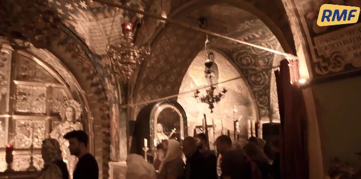 Przemierzając ulice Starego Miasta w Jerozolimie, idąc Drogą Krzyżową śladami Jezusa, docieramy do Bazyliki Grobu Pańskiego. Świątynia – przez wiele osób i w wielu językach zwana też Bazyliką Zmartwychwstania – to ostatni przystanek ziemskiej drogi Jezusa, tam umarł na krzyżu, został złożony do grobu i zmartwychwstał. W Wielki Piątek zabieramy Was w to miejsce.