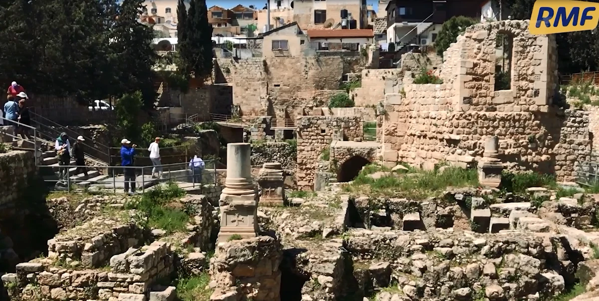 Dzisiejsza Jerozolima pełna jest miejsc, które choć nie są związane ze świętami Wielkiej Nocy i męką Chrystusa, były w jego życiu bardzo istotne. Jednym z takich miejsc jest Sadzawka Betesda, gdzie Jezus uzdrowił paralityka - tam również zajrzeliśmy podczas naszej podróży po świętym mieście.