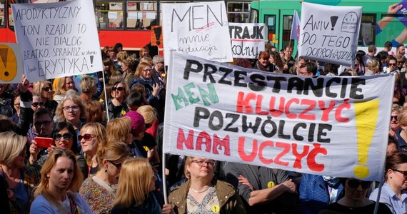 "W 'okrągłym stole' oświatowym politycy powinni ograniczyć się do roli obserwatorów" - powiedział lider Kukiz'15 Paweł Kukiz. Przyznał, że rozmowy ze strajkującymi powinny toczyć się tylko na linii premier-reprezentacja nauczycieli.