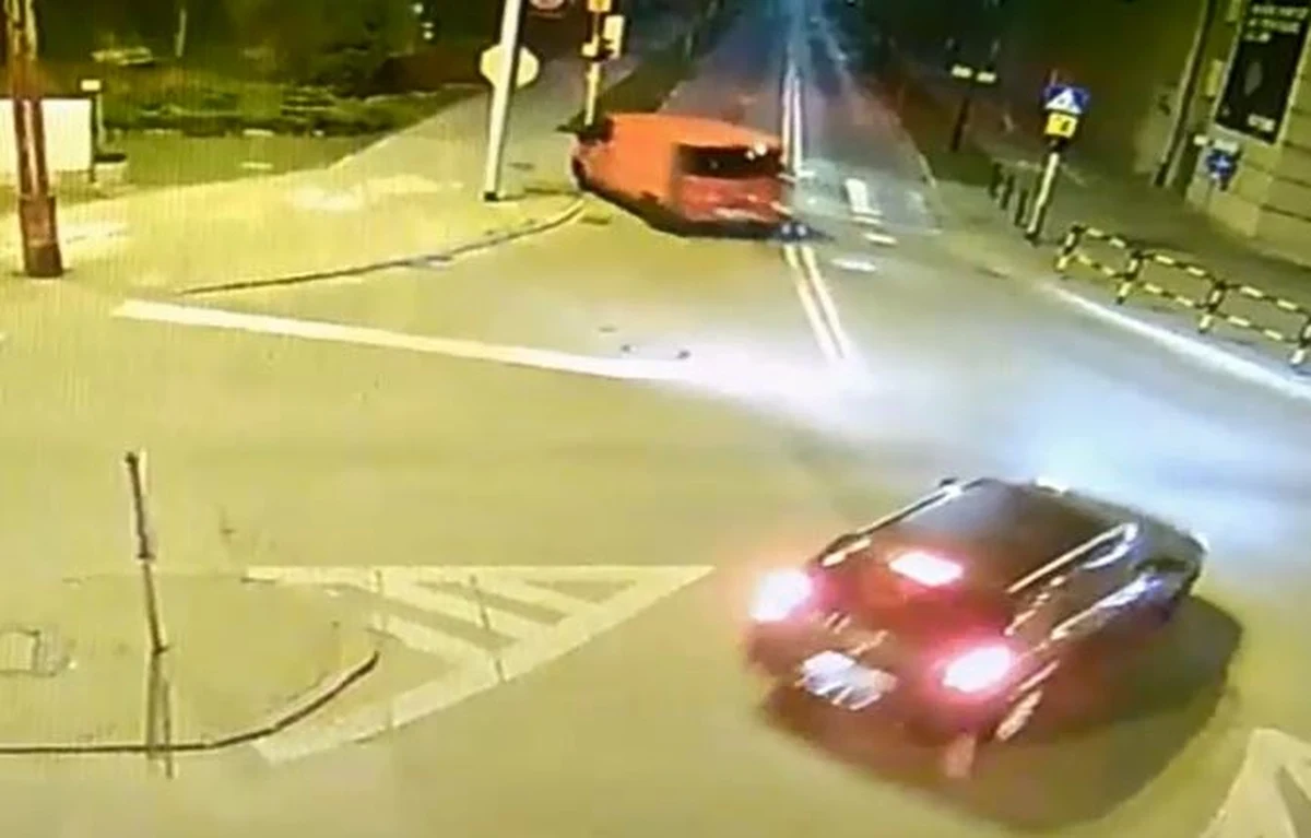 Zatrzymano złodziei, którzy pod koniec marca ukradli, a potem rozbili samochód dostawczy w Gliwicach. Jak się okazuje sprawcy mają 14 i 16 lat. Obaj staną teraz przed sądem rodzinnym.
