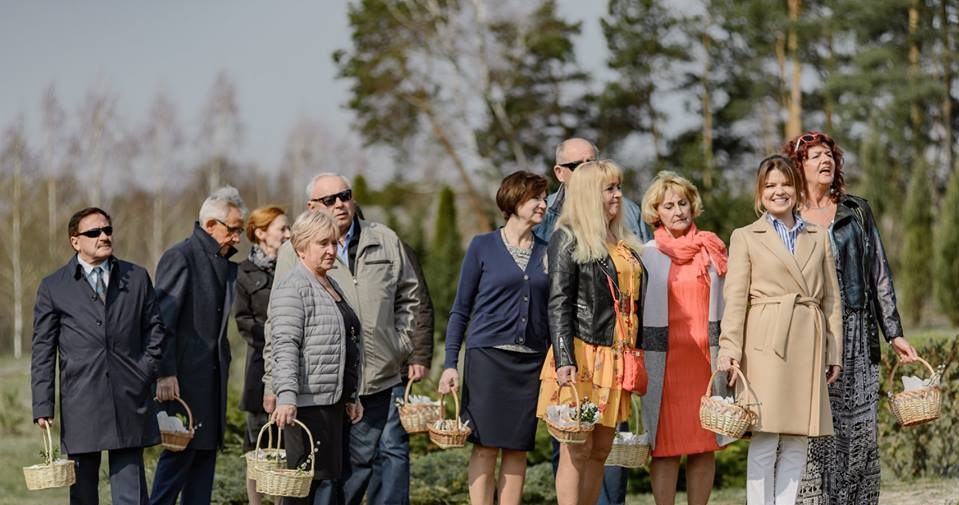 ​Chociaż pierwsza edycja programu "Sanatorium miłości" zakończyła się kilka tygodni temu, to widzowie już niebawem znów zobaczą swoich ulubionych bohaterów na szklanym ekranie! TVP pokaże w Wielkanoc dwa specjalne odcinki tej produkcji. Uwaga: Zmiana godziny emisji!