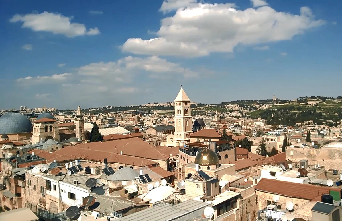 Na Jerozolimę warto spojrzeć z góry… na przykład z jednego z dachów Starego Miasta. To dobre miejsce, by poszukać Emaus – biblijnej miejscowości, do której już po śmierci Jezusa zmierzali dwaj jego uczniowie… i spotkali zmartwychwstałego Chrystusa. 