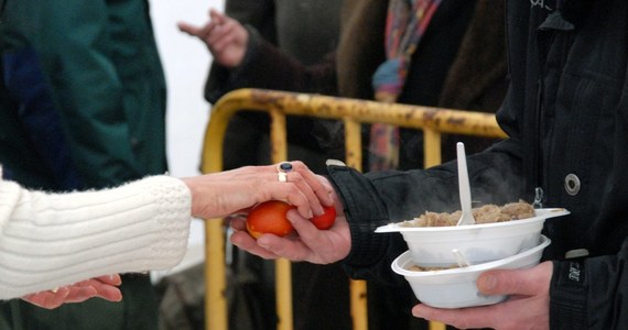 Kilkaset bezdomnych i ubogich uczestniczyło w sobotę w śniadaniu wielkanocnym w Gdańsku, zorganizowanym przez miejscowych restauratorów. Uczestnicy spotkania otrzymali też paczki żywnościowe.