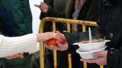 400 kg bigosu, niemal 2 tys. jaj. W Gdańsku odbyło się wielkanocne śniadanie dla bezdomnych