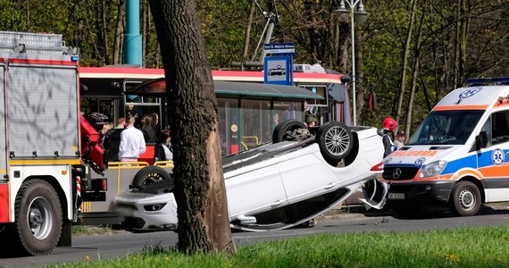 Groźny wypadek w Katowicach: na ul. Chorzowskiej w rejonie Parku Śląskiego zderzyły się dwa samochody. Jeden przewrócił się na dach, drugi uderzył w latarnię. Jak podaje Onet, powołując się na informacje od katowickiej policji, nikt z podróżujących samochodami nie odniósł poważnych obrażeń.