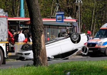 Wypadek w Katowicach: Jedno auto dachowało, drugie uderzyło w latarnię [ZDJĘCIA]